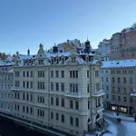 Stubsi Offer A Magnificent View Of The Colonnade Apartman