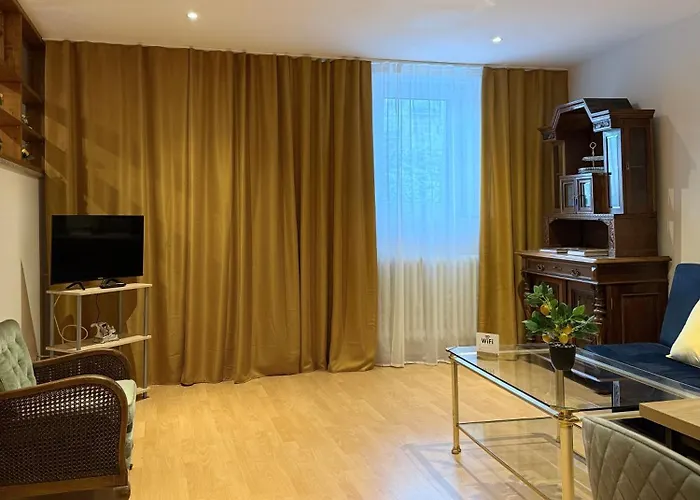 Stubsi Offer A Magnificent View Of The Colonnade דירה קרלובי וארי