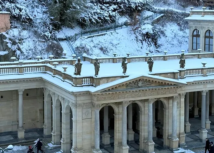 Stubsi Offer A Magnificent View Of The Colonnade דירה קרלובי וארי
