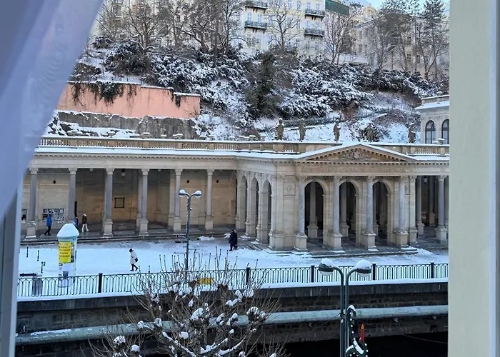Stubsi Offer A Magnificent View Of The Colonnade דירה קרלובי וארי